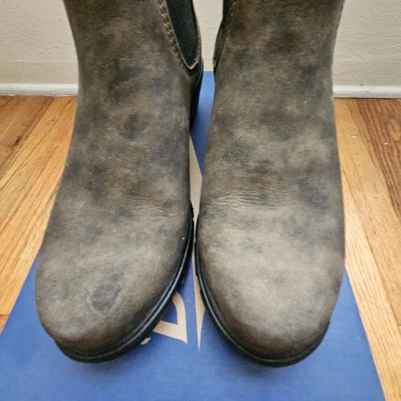 Blundstone Heeled Boots - Picture 4 of 4